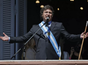 Президент Аргентины исполнил со сторонниками песню известной рок-группы